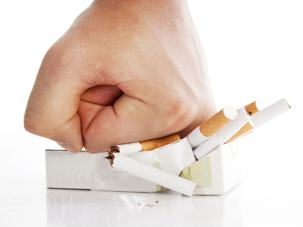 Tránh mua cả gói thuốc lá: Một cách khác hiệu quả để bỏ hút thuốc là tránh mua cả bao thuốc lá. Thay vào đó, bạn chỉ mua một hoặc hai điếu thuốc lá. Thói quen này có thể giúp bạn kiểm soát số lượng thuốc lá bạn hút thuốc trong một ngày và giảm dần, cho đến khi bạn bỏ được thuốc lá. Ảnh: Boldsky.
