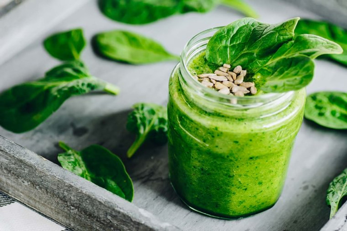 Sinh tố cải bó xôi (rau bina): So với rau cải xanh hoặc cải ngọt, rau bina là một loại lá xanh mềm, ít xơ, có thể thêm vào bất kỳ loại sinh tố nào. Bạn có thể tự chế một cốc sinh tố gồm cải bó xôi với một quả chuối đông lạnh, 1/2 cốc sữa chua, 1/2 chén nước, 1 muỗng canh bơ đậu phộng và một ít nước đá. Có thể thưởng thức món sinh tố này thay cho bữa sáng. Ảnh: Shutterstock.