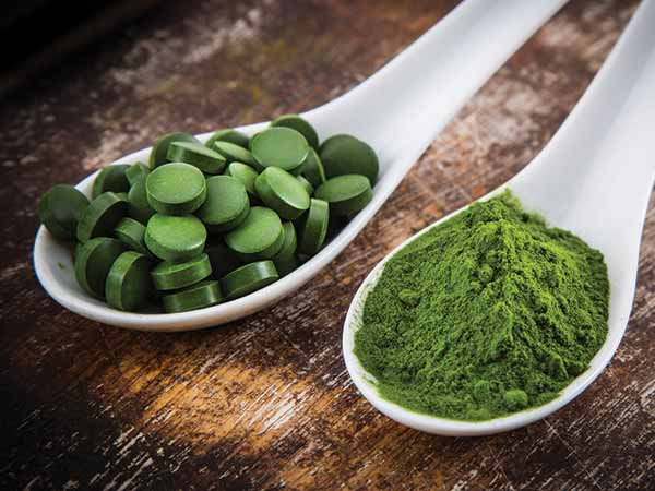 7. Tiêu thụ tảo Spirulina: Tảo Spirulina là một loại tảo xanh lục của đại dương, thường được tiêu thụ dưới dạng bột. Và nó được gọi là "siêu thực phẩm của tương lai" bởi vì nó có từ 55 đến 70% protein và chứa nhiều chất dinh dưỡng, bao gồm 8 axit amin thiết yếu, vitamin A và B, sắt và canxi. Đó là lý do tại sao bổ sung tảo spirulina trong sinh tố hoặc dưới dạng viên nang là một cách tuyệt vời để điều trị hạch bạch huyết sưng. Ảnh: Boldsky.
