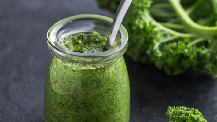 13. Cải thiện sức khoẻ của da và tóc: Thành phần vitamin C trong cải xoăn giúp tăng cường sức khỏe của da. Lượng vitamin C thấp có thể làm yếu các sợi collagen và ảnh hưởng đến sức khoẻ của da. Axit béo omega-3 của cải kale cũng nuôi dưỡng mái tóc của bạn và tạo cho nó một kết cấu lành mạnh. Ảnh: Shutterstock.