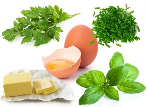 4. Trứng tráng rau thơm: Thành phần gồm 2-3 quả trứng, 1 muỗng bơ, vài nhánh rau cần tây, ít rau mùi tươi và rau húng quế (muối và tiêu). Cách làm: Cắt nhỏ các loại thảo mộc tươi. Trộn đều trứng, thảo mộc, muối và hạt tiêu. Sau đó, chiên bơ để rán trứng. Món trứng rán này rất dễ làm, chỉ mất chưa đầy 5 phút đã xong. Ảnh: Eatthis.