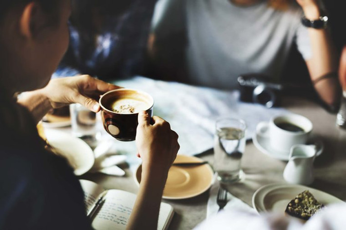 Không lạm dụng caffeine: Caffeine, khi sử dụng hợp lý, có thể giúp mức năng lượng và hiệu năng tổng thể của bạn. Tuy nhiên khi sử dụng quá nhiều có thể làm cho bạn khó ngủ ngon. Ảnh: Shutterstock.