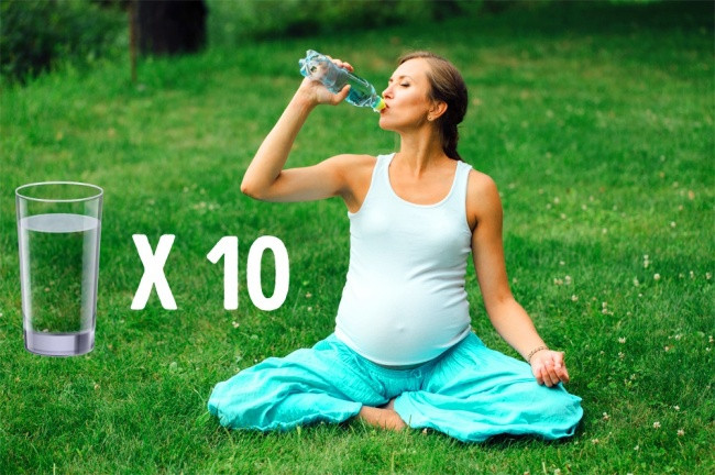 Uống nhiều nước: Uống ít nhất 10 ly nước mỗi ngày và mang theo một chai nước theo bất cứ nơi nào bạn đi. Điều này sẽ giúp ngăn ngừa chứng buồn nôn và giữ cho lượng nước ối ở mức khỏe mạnh. Tuy nhiên, bà bầu không nên uống nước hay bất cứ thứ gì ngay trước khi đi ngủ vì điều này sẽ làm bạn thức dậy nhiều lần trong đêm để đi vệ sinh. Ngừng uống một tiếng trước giờ ngủ của bạn. Ảnh: Depositphotos.