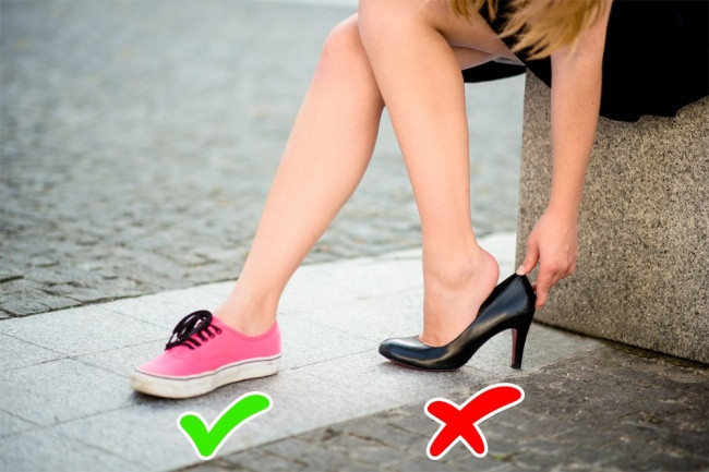 Sắm một đôi giày mới: Càng về cuối thai kỳ, bàn chân và mắt cá chân có thể sưng lên. Hãy mua giày dép thoải mái để bạn di chuyển an toàn và dễ chịu hơn. Có thể bạn sẽ cần một cỡ giày lớn hơn trong khi bạn mang thai. Ảnh: Depositphotos.