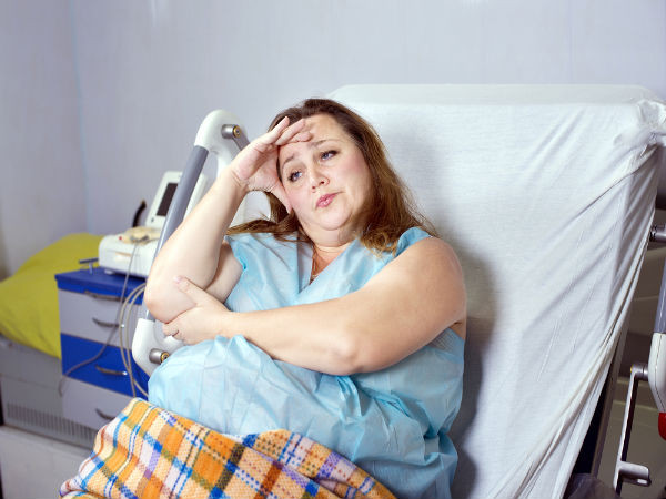 Tăng cân bất thường: Đây có thể là dấu hiệu của tình trạng stress quá mức. Khi một người bị căng thẳng, họ thường thèm muốn thức ăn, đặc biệt là đồ ăn nhanh. Lúc đó, họ cảm thấy rằng ăn uống có thể là một cách để làm lệch tâm trí khỏi áp lực hoặc lo lắng. Tuy nhiên, đối với một số người, căng thẳng cũng có thể khiến họ giảm cân. Một số người thường quên bữa ăn của họ khi quá stress. Ảnh: Boldsky.