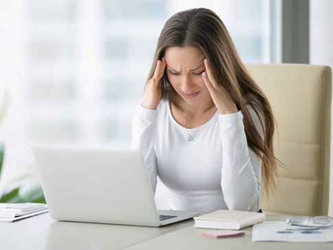 Đổ mồ hôi: Đây cũng là dấu hiệu của căng thẳng quá mức. Mồ hôi ra nhiều do căng thẳng được gọi là hyperhidrosis, thường xảy ra với bất kỳ ai đang trải qua cảm giác lo lắng hơn bình thường. Nếu bạn cũng gặp tình trạng này thì có thể tập bài hít thở sâu hay nghe nhạc nhẹ để giải tỏa ngay khi cần. Ảnh: Shutterstock.