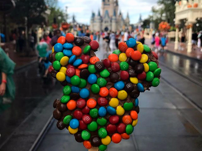 Món kem socola phủ kẹo Rice Krispies Treats được bán ở nhiều địa điểm xung quanh Disney World. Món ăn của Disney World này có nhiều hình dạng, kích cỡ và mùi vị khác nhau. Ảnh: Instagram.