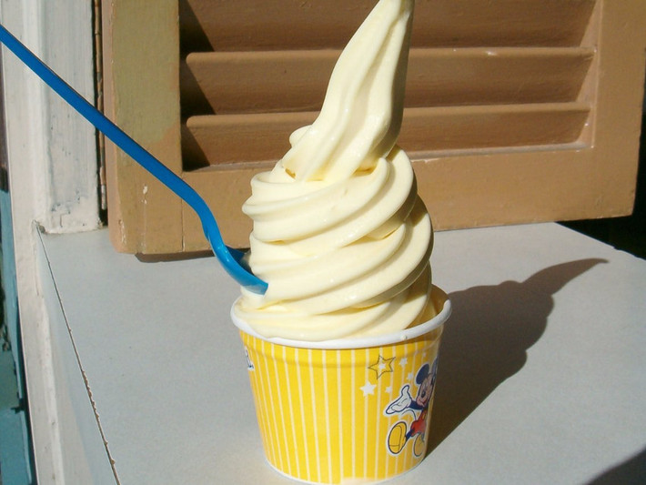 Dole Whip: Món ăn ngọt ngào gồm dứa và kem tươi này được bán ở khu Aloha Isle (Magic Kingdom) hay Pineapple Lanai (khu nghỉ dưỡng Polynesian). Ảnh: Fickr.