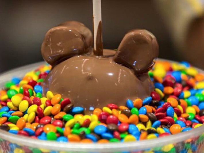 Món kem Mickey Candy Apple này có mặt tại nhiều địa điểm xung quanh các công viên Disney World. Ảnh: Instagram.
