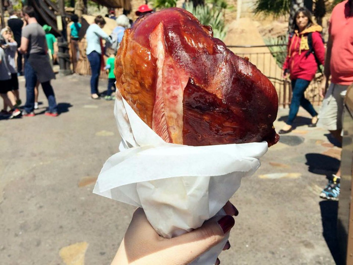 Đùi gà Tây, sẵn có tại bất kỳ công viên Disney nào: Đùi gà tây là một trong số ít món ăn biểu tượng của Disney mà bạn có thể tìm thấy bên ngoài các công viên Disney (giống như tại Renaissance Fairs). Ảnh: Instagram.