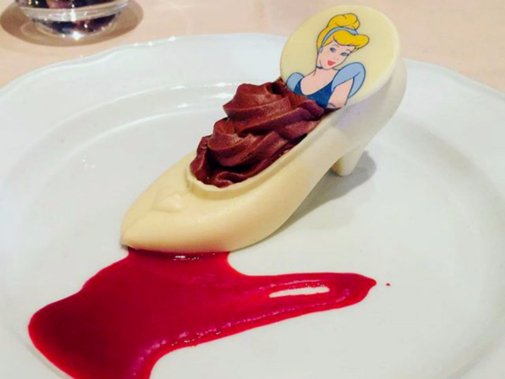Bánh tráng miệng Chocolate Glass Dipper, có bán tại Cinderella's Royal Table và tại các khách sạn Disney chọn lọc: Món tráng miệng nổi tiếng này được chế biến bằng socola trắng hoặc sữa và thường được chế biến cho những dịp đặc biệt. Ảnh: Instagram.