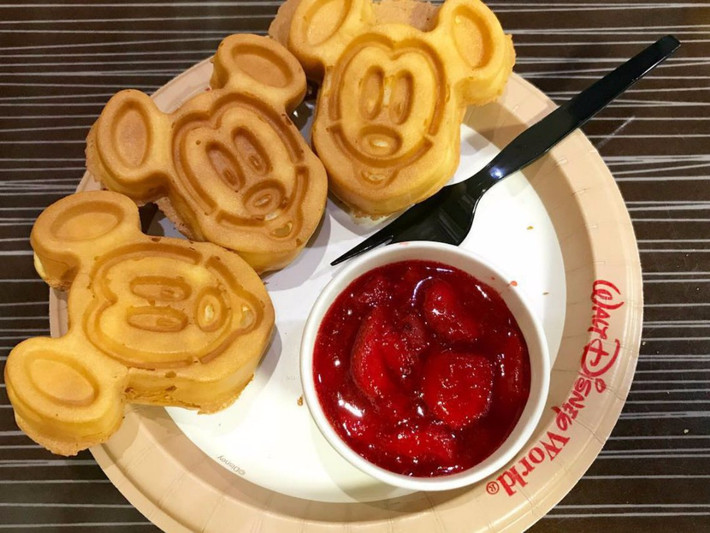 Món bánh Mickey Waffles, được bán trong khắp công viên Disney World. Bạn có thể thưởng thức món ngon này ở nhiều địa điểm khác nhau trên khắp công viên giải trí bao gồm khu nghỉ mát All-Star, khu nghỉ dưỡng Wilderness Lodge và Crystal Palace ở Magic Kingdom (Mỹ). Ảnh: Instagram.