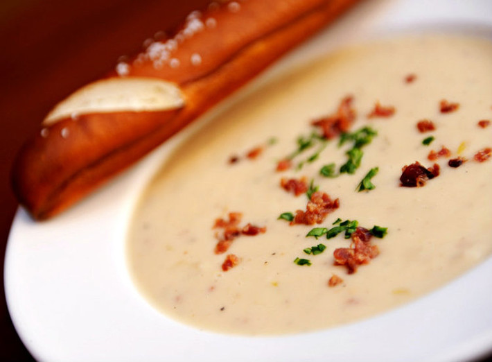 Món súp phô mai Cheddar ở Le Cellier Steakhouse ở Pavilion Canada tại Epcot. Ảnh: Instagram.