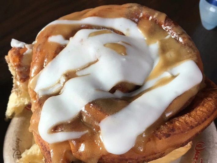 Món Cinnamon Roll, tại Magic Kingdom: Đây được coi là một trong những món ngon nhất trong toàn bộ Vương quốc ma thuật có thể được tìm thấy ở quán Tavern Gaston's. Ảnh: Instagram.