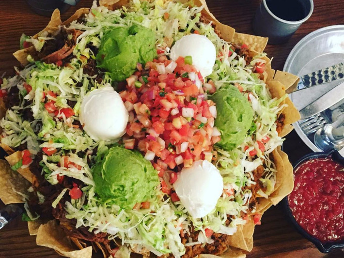 Món salad trộn kem độc đáo ở Pecos Bill, Magic Kingdom. Món ăn khổng lồ này có thể đủ cho 6-8 người ăn. Ảnh: Instagram.