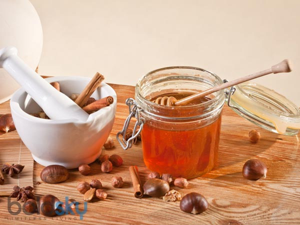 1. Tăng cường hệ thống miễn dịch: Mật ong và quế rất tốt để tăng cường hệ thống miễn dịch, loại bỏ mệt mỏi mãn tính và giúp tăng tuổi thọ con người. Hỗn hợp này còn được sử dụng để điều trị cảm lạnh, cảm cúm. Điều này một phần là do các chất chống oxy hóa được tìm thấy trong cả mật ong và quế. Ảnh: Boldsky.