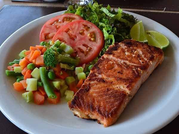5. Cá hồi hoang dã: Cá hồi là một nguồn protein lành mạnh sẽ không làm tăng lượng đường trong máu và nó cũng làm giảm nguy cơ đau tim và đột quỵ, đây là một nguyên nhân chính gây bệnh tiểu đường. Ảnh: Boldsky.