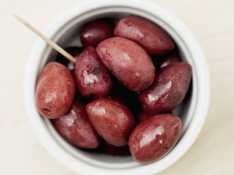 Quả ô liu: Quả ô liu ngâm nước muối có nhiều probiotic vì nước muối cho phép probiotic phát triển mạnh. Ảnh: RD.