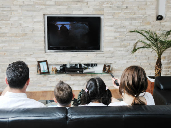9. Xem TV trong khi ăn sáng: Thói quen này có thể khiến bạn ăn quá nhiều mà bạn không biết. Toàn bộ sự tập trung của bạn dồn vào các chương trình truyền hình, chứ không phải là hương vị hay số lượng thức ăn mà bạn đang nạp vào cơ thể. Ảnh: Boldsky.