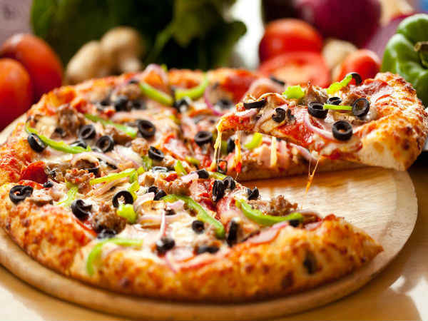 7. Ăn các loại bánh hoặc bánh pizza còn sót lại: Đây là một trong những thói quen ăn sáng không tốt mà hầu hết chúng ta đều mắc phải. Ăn các thức ăn còn sót lại từ hôm trước như bánh pizza hoặc bánh quế vào buổi sáng sớm có thể khiến chúng ta béo phì. Thức ăn này sẽ làm cho bạn cảm thấy cơ thể chậm chạp trong cả ngày. Ảnh: Boldsky.
