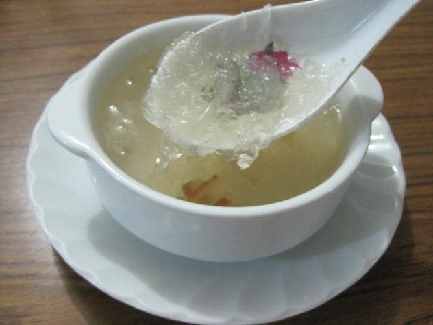 3. Tổ yến của Trung Quốc: Món ăn này được làm từ tổ yến – bao gồm… nước dãi của chim yến trộn lẫn với một số tạp chất khác. Độ protein tinh khiết và giá trị dinh dưỡng trong tổ yến rất cao. Vì vậy, bắt đầu từ đời nhà Minh, tổ yến đã trở thành một trong những món ăn truyền thống cực kỳ quý và đắt giá. Ảnh: Listverse.