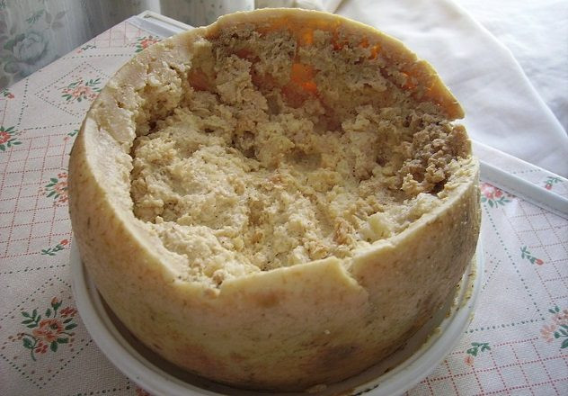10. Pho mát giòi của Ý: Món casu marzu (pho mát giòi) của đất nước hình chiếc ủng Italy chắc chắn không dành cho người yếu tim. Để làm được món casu marzu này, những người dân nơi đây phải làm món pho mát Pecorino nổi tiếng trước và cho chúng lên men bởi loài ruồi Piophila. Ảnh: Listverse.