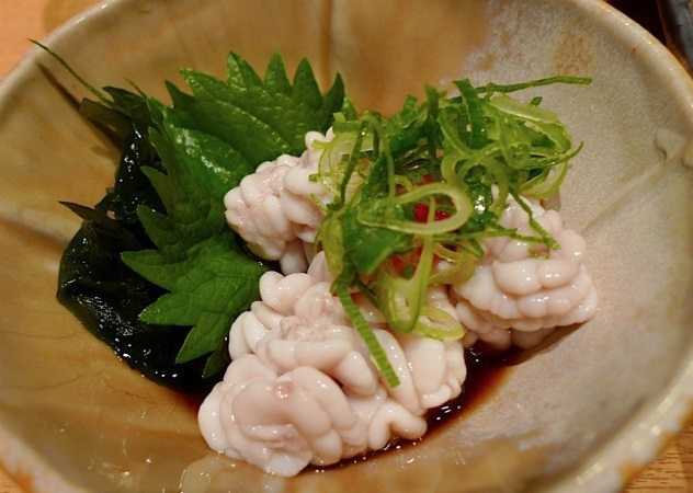 5. Món tinh dịch cá Shirako của Nhật: Trong tiếng Nhật "shirako" nghĩa là "những đứa bé trắng trẻo", và đây là món làm từ những túi tinh dịch của cá đực chủ yếu là cá nóc hoặc cá tuyết. Shirako ăn sống rất mềm mịn và có thể tan trong lưỡi bạn như bơ, tuy nhiên không phải thực khách nào cũng yêu thích món ăn kinh dị này. Ảnh: Listverse.