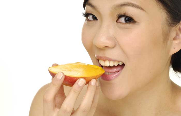 6. Xoài: Đây là một loại trái cây chứa khá nhiều vitamin có lợi cho sức khỏe, trong đó có beta carotene giúp giảm sẹo trên da và làm sáng da. Hơn nữa, xoài còn trị được cả mụn đầu đen trên da, giúp da luôn được sáng mịn. Ảnh: Shutterstock.