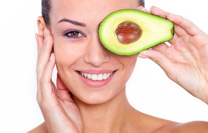 3. Bơ: Vitamin B và E có trong quả bơ cung cấp cho da một lượng dinh dưỡng dồi dào và đầy đủ. Với sự hỗ trợ của một lượng lớn vitamin E, da của bạn sẽ trở nên khỏe mạnh. Cùng với sự giúp đỡ của Kali trong trái bơ, da bạn sẽ luôn giữ được độ ẩm cần thiết. Ngoài ra, chất Glutathione - chất chống oxy hóa rất quan trọng trong quá trình ngăn chặn sự lão hoá - có trong quả bơ còn làm tăng mức độ miễn dịch và hỗ trợ cho việc làm chậm lão hóa da. Ảnh: Shutterstock.