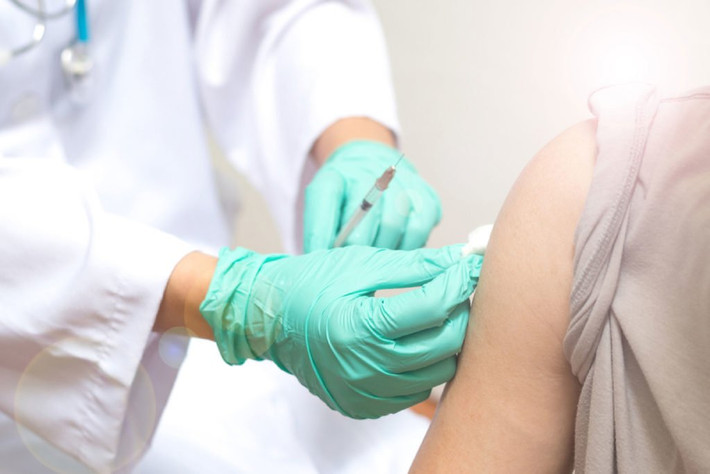 Tiêm vắc xin ngừa cúm: Cách tốt nhất để phòng ngừa bệnh cúm là tiêm phòng mỗi năm. Chích ngừa bệnh cúm không thể phòng tránh được tất cả loại bệnh nhưng đó là cách tốt nhất để phòng tránh. Ảnh: Shutterstock.
