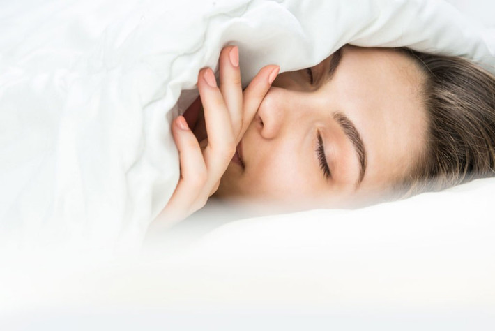 Ngủ đủ giấc: Qua nhiều nghiên cứu, các chuyên gia đã khẳng định rằng thiếu ngủ sẽ làm suy yếu khả năng chống cúm của hệ miễn dịch cơ thể. Vì thế, để tăng sức đề kháng cho cơ thể, bạn cần ngủ đủ 8 giờ mỗi đêm bởi ngủ ít hơn 7 giờ mỗi đêm sẽ làm tăng nguy cơ bị cảm lạnh. Ảnh: Shutterstock.
