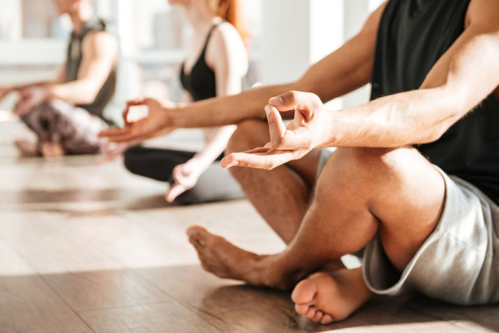 Tập yoga hoặc thiền định: Để tăng cường hệ thống miễn dịch của bạn, hãy kiểm soát sự căng thẳng. Tập yoga hay thiền định sẽ giúp giảm mức căng thẳng, từ đó, tăng cường miễn dịch và giảm nguy cơ mắc cúm. Ảnh: Shutterstock.