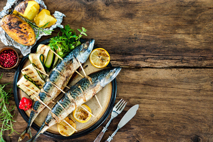 Ăn nhiều omega-3 hơn: Một nghiên cứu ở Hà Lan cho thấy những người ăn nhiều axit béo omega-3, một loại chất béo có trong cá nước lạnh như cá hồi và cá thu, ít bị chứng trầm cảm hơn những người có chế độ ăn ít chất béo quan trọng này. Ảnh: iStock.