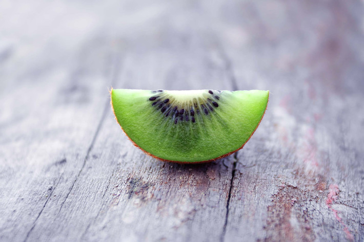 Chọn thức ăn cải thiện tâm trạng: Óc chó, kiwi, chuối, anh đào chua, dứa, cà chua và mận đều có hàm lượng serotonin và là những thực phẩm lý tưởng cho bất cứ ai muốn khắc phục chứng trầm cảm. Đừng bỏ lỡ những món ăn này nếu bạn muốn có một tâm trạng thoải mái. Ảnh: iStock.