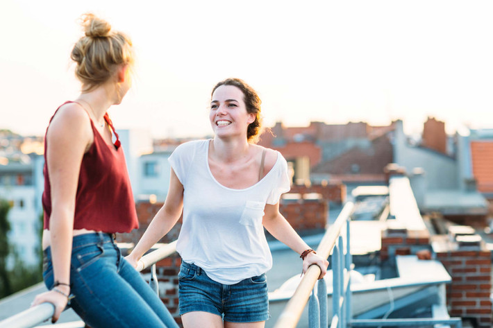Dành ít nhất một giờ mỗi tuần trò chuyện với bạn thân: Trong một nghiên cứu của Anh, khi 86 phụ nữ bị trầm cảm trò chuyện với bạn thân, 65% trong số họ cảm thấy tốt hơn. Trong thực tế, liên lạc thường xuyên với bạn bè chính là thuốc chống trầm cảm và trị liệu tâm lý. Ảnh: iStock.