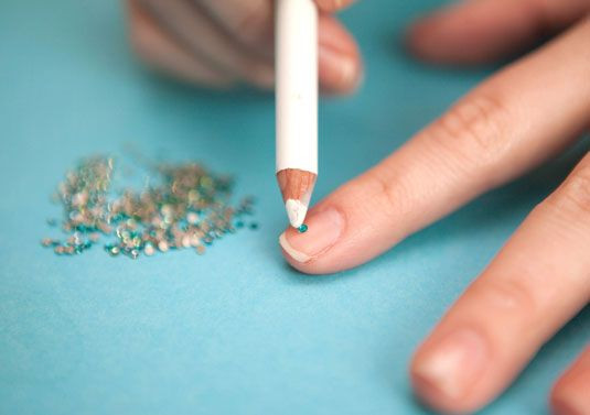 7. Dùng chì kẻ mắt để gắn phụ kiện móng: Đầu chì kẻ mắt thường có đủ độ dính cần thiết giúp dính những món phụ kiện nhỏ như đá viên, kim sa lên móng. Ảnh: Cosmopolitan.