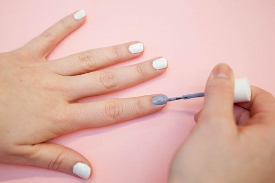 3. Sử dụng màu trắng làm lớp lót: Cách này giúp móng sơn lên sẽ có màu chuẩn hơn. Ảnh: Cosmopolitan.