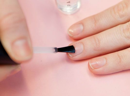 2. Sơn bảo vệ đầu móng: Để tăng độ bền màu và bảo vệ đầu móng, bạn có thể áp dụng cách sơn hai lớp cho móng. Đầu tiên, bạn sơn một lớp từ giữa móng đến đầu móng. Sau khi lớp này khô, bạn sơn tiếp một lớp nữa lên trên cả móng tay. Ảnh: Cosmopolitan.