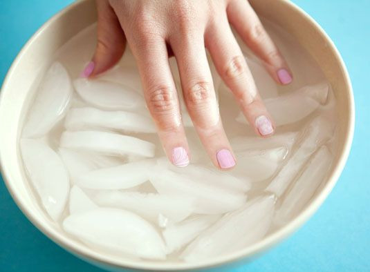 9. Làm móng khô nhanh hơn: Hãy chuẩn bị một chậu nhỏ có nước và nhiều đá lạnh. Sau khi sơn xong, bạn ngâm tay vào trong nước. Nhiệt độ lạnh của nước sẽ khiến lớp sơn khô nhanh hơn và những hình vẽ trên móng sẽ được cố định đẹp hơn. Ảnh: Cosmopolitan.