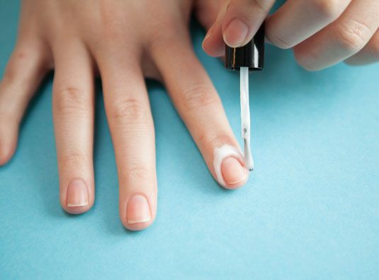 1. Trước khi tự sơn móng tay, bạn hãy bôi một lớp kem dưỡng ẩm lên móng và xung quanh kẽ móng để tránh tác hại của sơn móng tay. Ảnh: Cosmopolitan.