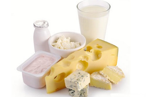 Sữa ít béo: Các sản phẩm từ sữa ít chất béo như pho mát, sữa chua và sữa ít kem chứa casein, váng sữa và hàm lượng protein cao giúp ngăn ngừa tình trạng khô da đầu. Canxi có trong sữa giúp thúc đẩy sự tăng trưởng tóc. Ảnh: Wonderlist.