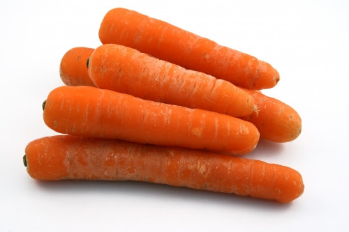 Cà rốt: Cà rốt là nguồn giàu vitamin A. Vitamin A giúp da đầu khỏe mạnh-một điều cần thiết để có một mái tóc khỏe đẹp, trẻ trung và tươi mới. Ngoài ra, cà rốt cũng giúp kiểm soát rụng tóc. Ảnh: Wonderlist.