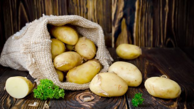 Cách làm nước ép khoai tây sống: Chuẩn bị 2-3 củ khoai tây to hoặc 3-4 củ nhỏ. Rửa sạch và để ráo rồi gọt sạch vỏ và những mầm khoai. Cho khoai tây vào máy ép lấy nước. Uống khi bụng rỗng khoảng 30 phút đến 1 tiếng trước bữa sáng. Nếu thấy khó uống quá, bạn có thể kết hợp nước ép khoai tây cùng với một số loại rau khác. Ảnh: NDTV.