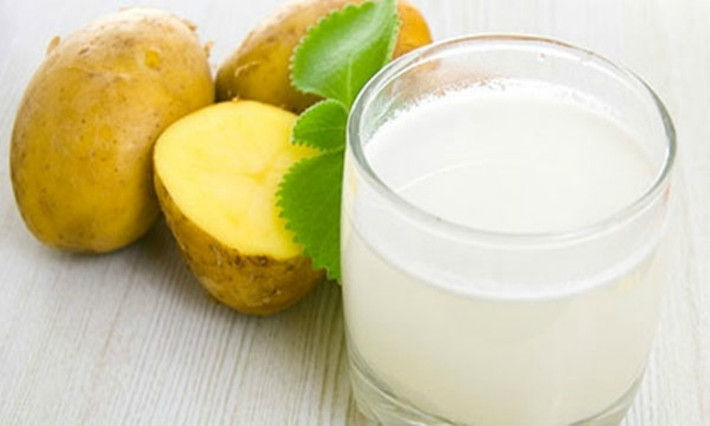 Khoai tây là một loại thực phẩm rất phổ biến nhờ giàu chất dinh dưỡng như tinh bột, carbohydrate phức tạp, protein và nhiều vitamin, chất khoáng. Ngoài ra, củ này còn chứa nhiều vitamin C, A và vitamin B, axit folic, sắt, canxi, kali… Nước ép khoai tây được coi như là một trong những phương thuốc từ thiên nhiên hiệu quả. Ảnh: Internet.