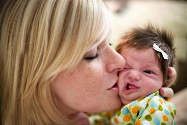 “Đừng hôn con! Bẩn quá đi à!”. Ảnh: BP.
