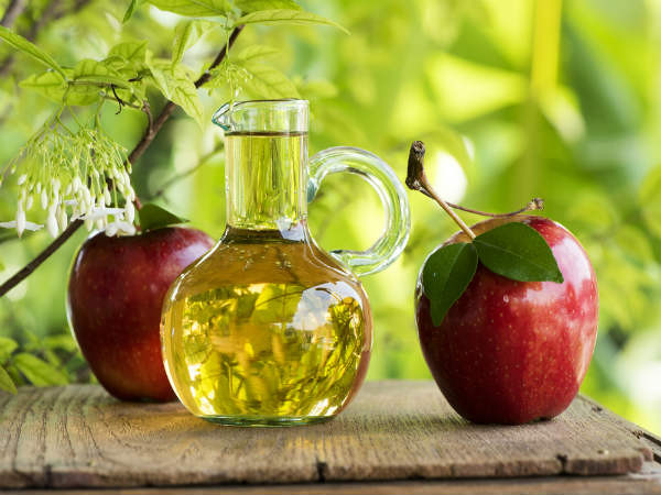 Hạ huyết áp: Các nghiên cứu cho thấy uống giấm táo với nước giúp hạ thấp huyết áp. Để duy trì mức huyết áp ổn định, bạn có thể uống nước pha giấm táo mỗi ngày. Ảnh: Boldsky.