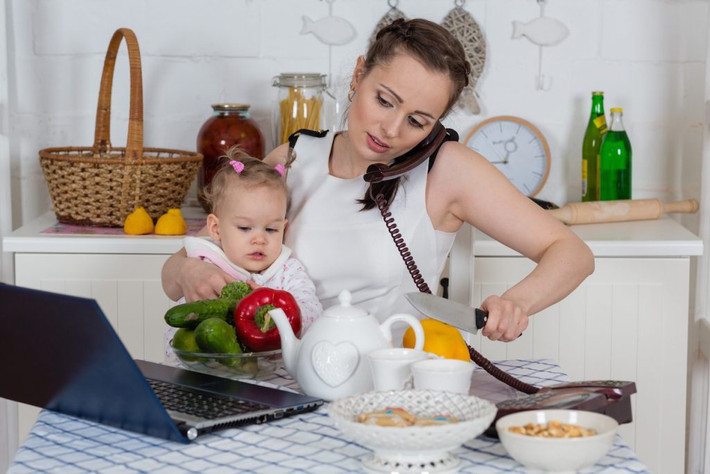 Khi có con, mẹ có thể làm mọi thứ. Ảnh: Internet.