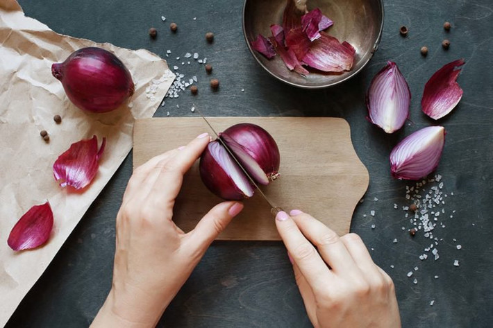Thêm hành củ: Hành củ có chứa quercetin, một chất chống oxy hoá được cho là để bảo vệ mắt chống lại bệnh đục thủy tinh thể. Ảnh: Shutterstock.