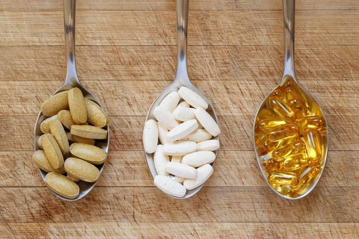 Dùng vitamin mỗi ngày: Một nghiên cứu lớn cho thấy nếu những người Mỹ có nguy cơ thoái hóa điểm vàng liên quan đến tuổi già đều bổ sung các chất chống oxy hóa và kẽm hàng ngày, thì hơn 300.000 người có thể tránh chứng bệnh về thị giác trong 5 năm tiếp đó. Các nghiên cứu khác cho thấy những phụ nữ uống bổ sung vitamin C trong ít nhất 10 năm giảm được 77% nguy cơ mắc đục thủy tinh thể so với những người không dùng bổ sung C. Ảnh: Shutterstock.