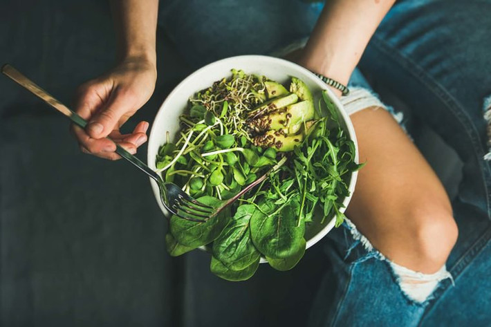 Ăn rau bina (cải bó xôi) hai lần một tuần: Các nghiên cứu cho thấy rằng lutein, một chất dinh dưỡng đặc biệt có trong rau bina, có thể ngăn ngừa thoái hoá điểm vàng và đục thủy tinh thể, đồng thời cải thiện thị lực của bạn. Ảnh: Shutterstock.